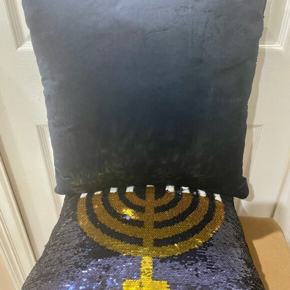HANUKAH MENORAH SEQUIN PILLOWS FESTIVE LIGHTS 18x18 SET OF 2 EXCELLET CONDITION - Picture 11 of 16